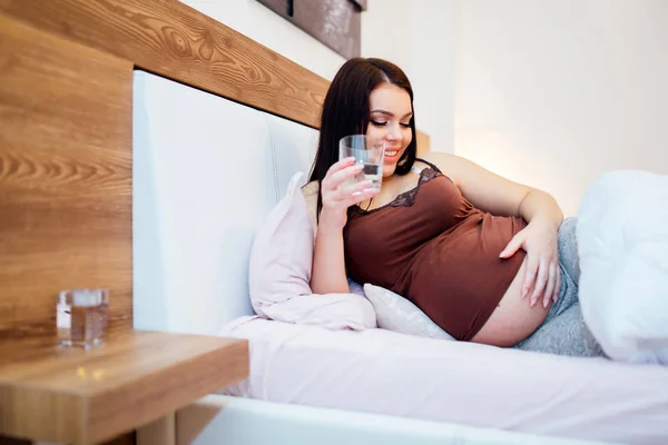 Mooie Zwangere Vrouw Drinkwater Verblijven Gehydrateerd — Stockfoto