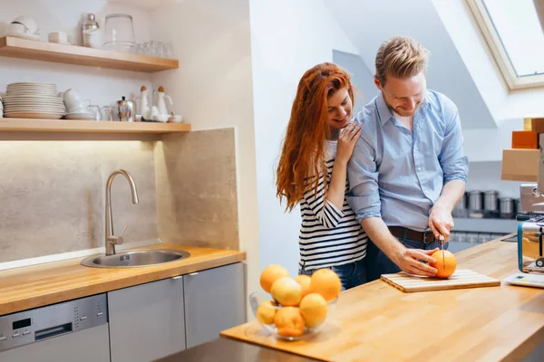 Glückliches Paar Macht Gesunden Bio Saft Der Küche — Stockfoto