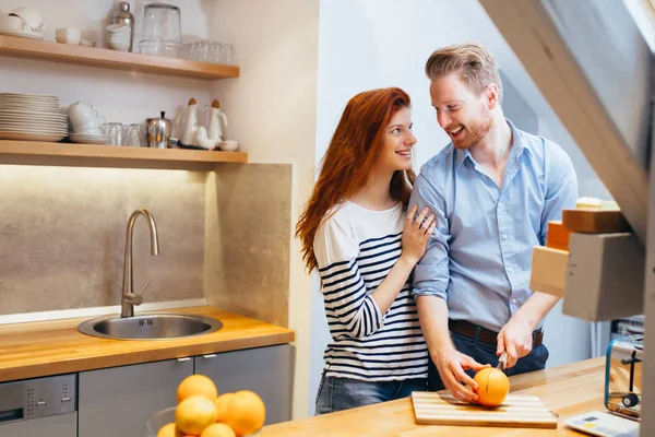 幸福的夫妻在厨房里做健康的有机果汁 — 图库照片
