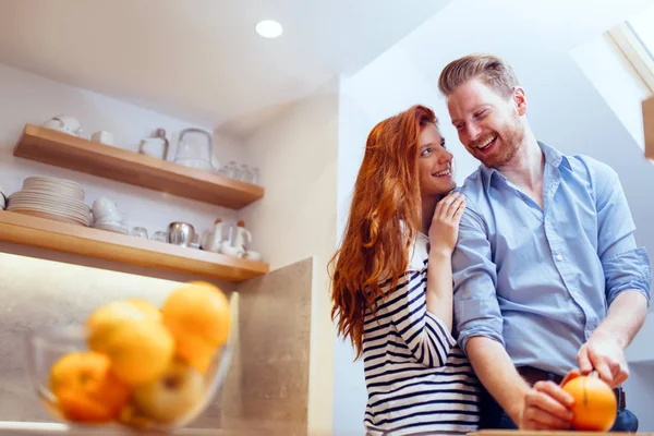 Casal Fazendo Suco Orgânico Fresco Cozinha Juntos — Fotografia de Stock