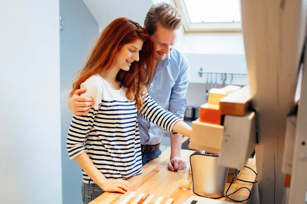 Ehemann Hilft Frau Küche Beim Zubereiten Von Mahlzeiten — Stockfoto