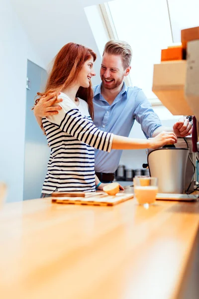 Attraktives Paar Küche Bereitet Gemeinsam Mahlzeiten — Stockfoto
