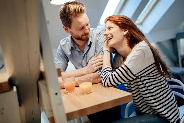 Casal Feliz Ligação Casa Enquanto Sorrindo Falando Sobre Planos Futuros — Fotografia de Stock