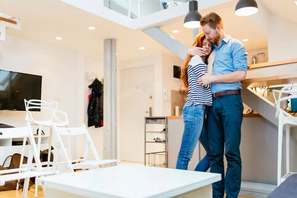 Pareja Enamorada Abrazándose Para Mostrar Sus Sentimientos Siempre Que Sea — Foto de Stock