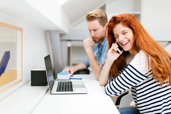 Vackra Ingefära Kvinna Som Arbetar Vita Moderna Kontor Med Kollega — Stockfoto