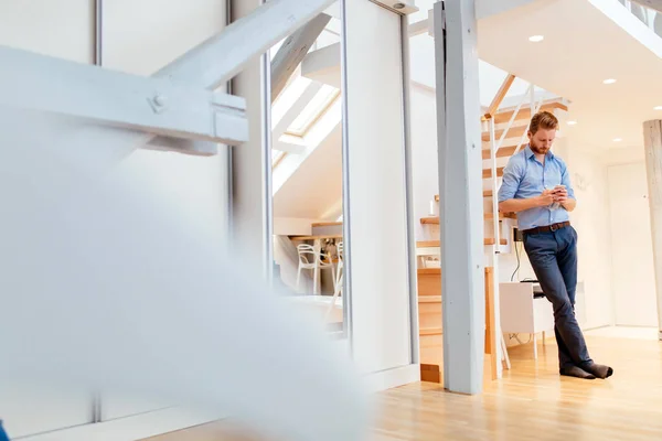 Negocios Guapos Casa Sosteniendo Teléfono Llamando Colega Después Del Trabajo — Foto de Stock