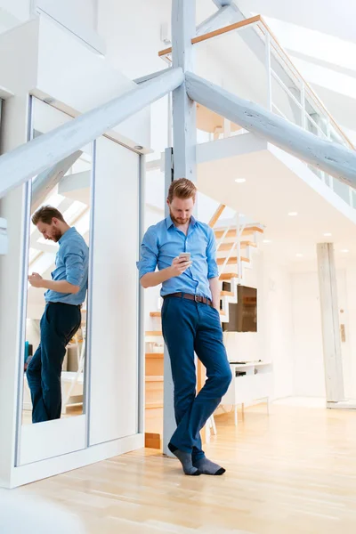 Hombre Usando Teléfono Hermoso Apartamento Moderno Usando Camisa — Foto de Stock