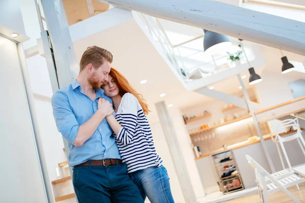 Vackra Par Eleganta Hem Njuter Varje Ögonblick — Stockfoto