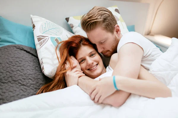 Rothaariges Paar Lächelt Bett Und Ist Intim — Stockfoto