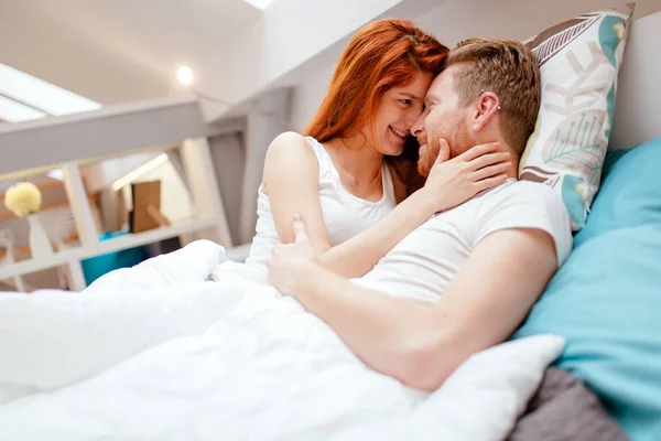 Piękna Para Romantyczna Namiętna Łóżku — Zdjęcie stockowe