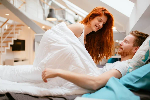 ロマンチックなベッドで情熱的な美しいカップル — ストック写真