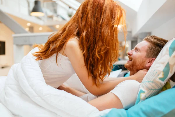 Schönes Paar Romantisch Und Leidenschaftlich Bett — Stockfoto