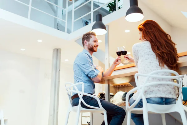 Belo Casal Comemorando Mudança Para Novo Apartamento Brindando Vinho — Fotografia de Stock