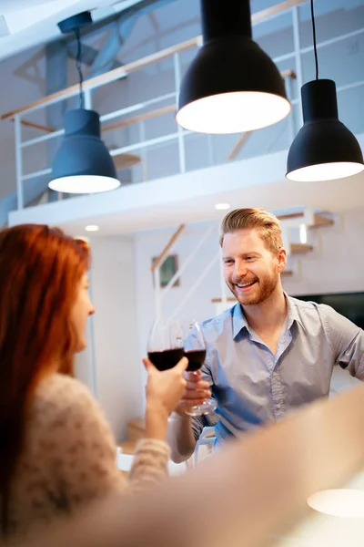 Schönes Paar Stößt Mit Wein Auf Jubiläum — Stockfoto