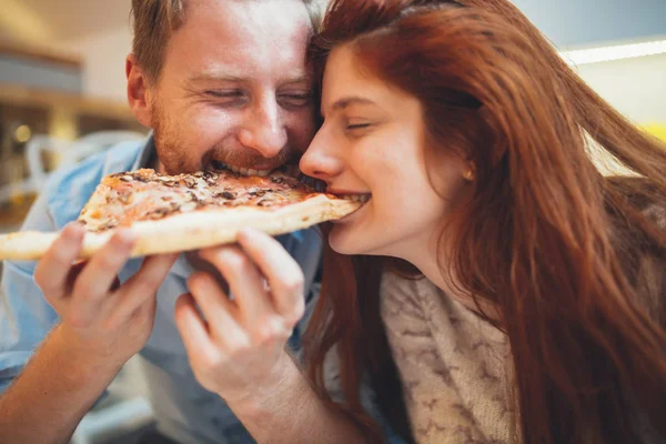 Pár Megosztása Pizza Eszik Együtt Boldogan — Stock Fotó
