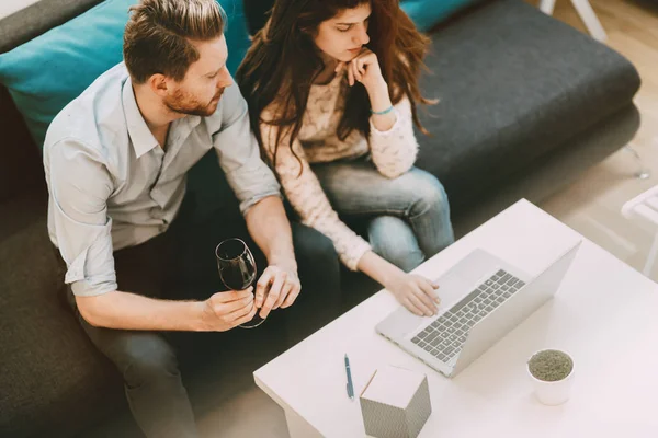 Hermosa Pareja Trabajando Ordenador Portátil Hermosa Sala Estar Mientras Sienta —  Fotos de Stock