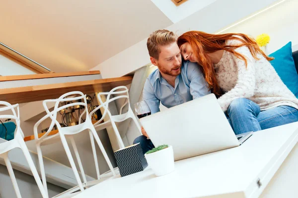 Pareja Asegurando Internet Mientras Está Sentado Sofá Hermosa Sala Estar —  Fotos de Stock