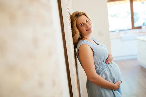 Schöne Junge Schwangere Frau Hält Ihren Bauch — Stockfoto