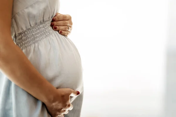 Bela Jovem Grávida Segurando Sua Barriga — Fotografia de Stock