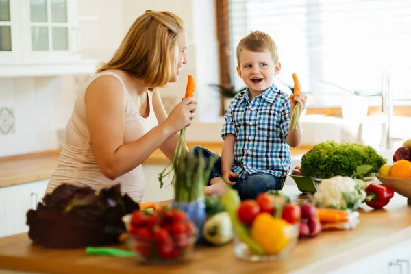 Anne ve çocuk yemek hazırlama