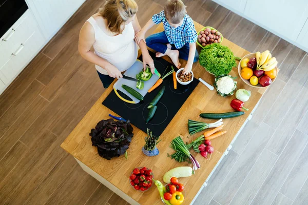 Madre e hijo preparando el almuerzo —  Fotos de Stock