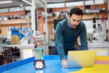 Mekatronik projede çalışan genç yakışıklı öğrencisi