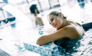 Güzel kadın rahatlatıcı spa yüzme havuzunda portresi
