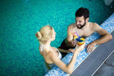 Mutlu çekici çift rahatlatıcı spa yüzme havuzunda