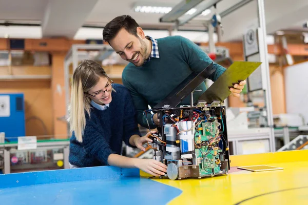 Jeunes Étudiants Attrayants Mécatronique Travaillant Ensemble Sur Projet — Photo