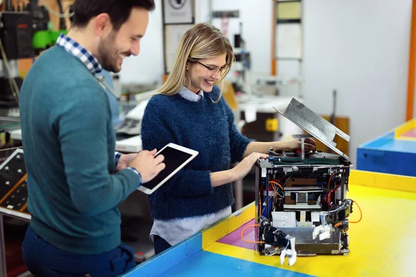 Giovani Studenti Attraenti Meccatronica Che Lavorano Insieme Progetto — Foto Stock