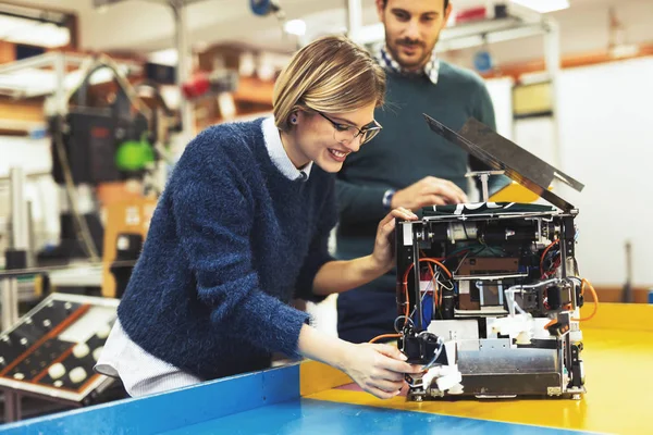 Giovani Studenti Attraenti Meccatronica Che Lavorano Insieme Progetto — Foto Stock