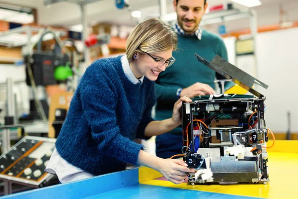 Unga Attraktiva Studenter Mekatronik Arbetar Projektet Tillsammans — Stockfoto