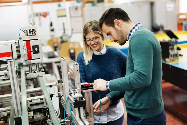 Giovani Studenti Attraenti Meccatronica Che Lavorano Insieme Progetto — Foto Stock