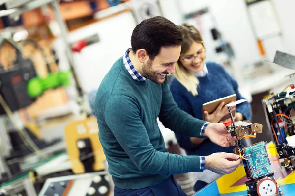 Giovani Studenti Attraenti Meccatronica Che Lavorano Insieme Progetto — Foto Stock