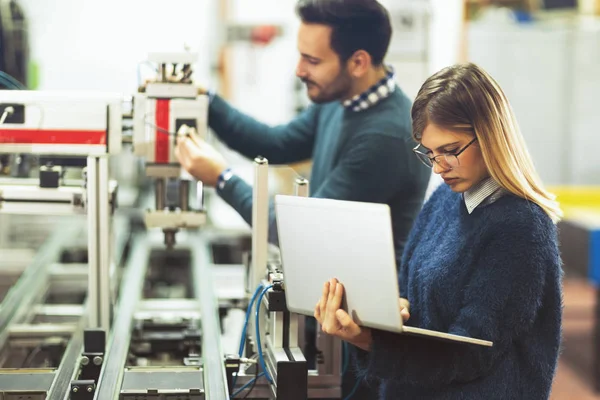 Jeunes Étudiants Attrayants Mécatronique Travaillant Ensemble Sur Projet — Photo