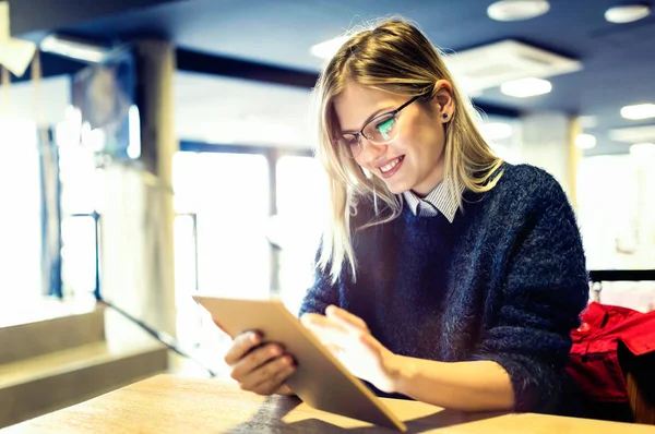 Glückliche Junge Frau Trinkt Kaffee Und Benutzt Tablette Café — Stockfoto