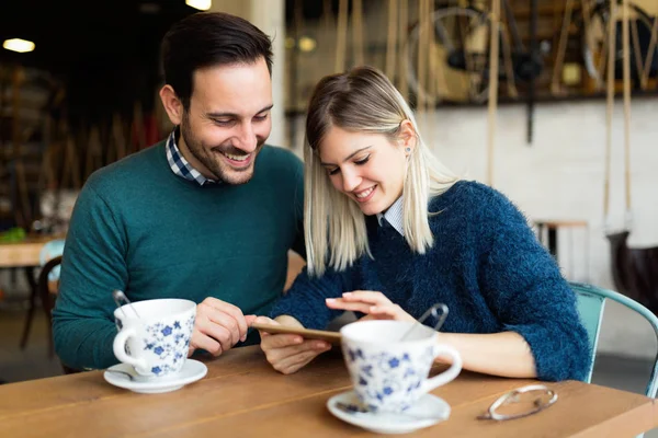 Digitális Tábla Segítségével Kávézóban Vonzó Fiatal Pár — Stock Fotó