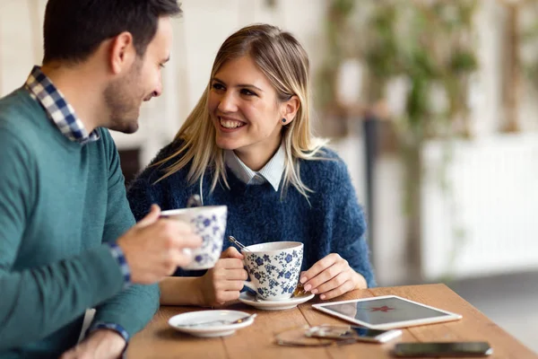 Feliz Pareja Joven Atractiva Fecha Cafetería — Foto de Stock