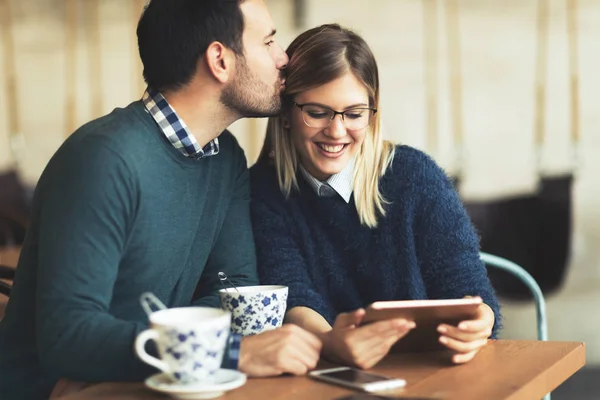 Jeune Couple Attrayant Utilisant Une Tablette Numérique Dans Café — Photo