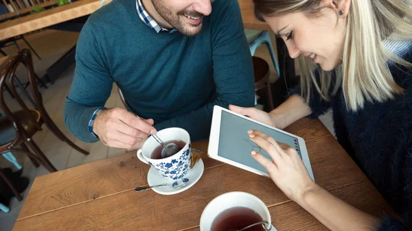 Joven Pareja Atractiva Divirtiéndose Con Tableta Digital Cafetería —  Fotos de Stock