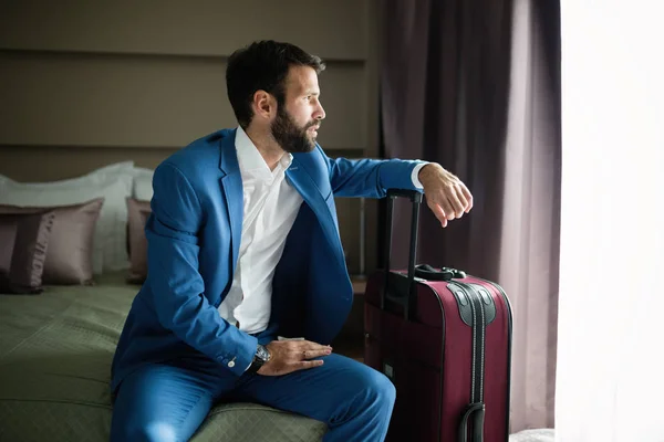 Retrato Homem Negócios Bonito Quarto Hotel Com Bagagem — Fotografia de Stock