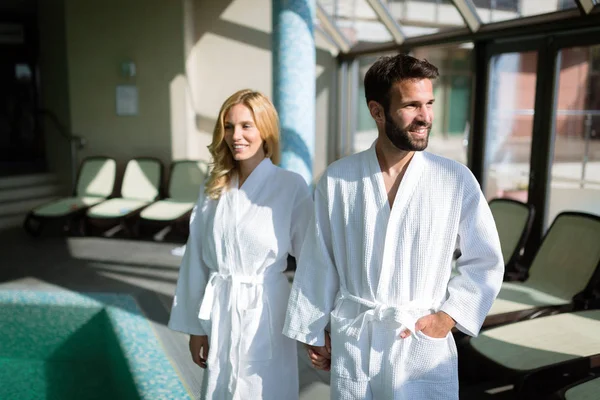 Portret Van Aantrekkelijke Paar Genieten Spa Centrum — Stockfoto