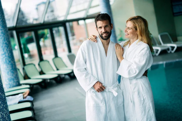 Retrato Pareja Atractiva Disfrutando Centro Spa — Foto de Stock