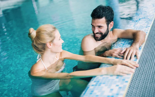 Feliz Pareja Atractiva Relajarse Piscina Spa — Foto de Stock