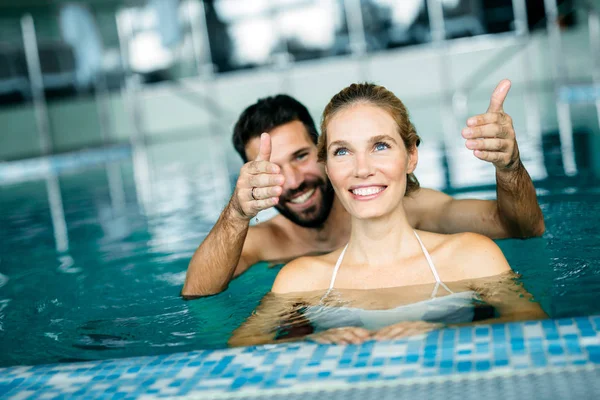 Feliz Pareja Atractiva Relajarse Piscina Spa — Foto de Stock