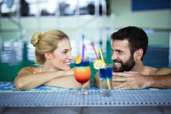 Felice Coppia Attraente Relax Piscina Termale — Foto Stock