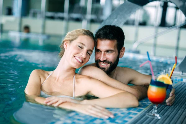 Felice Coppia Attraente Relax Piscina Termale — Foto Stock