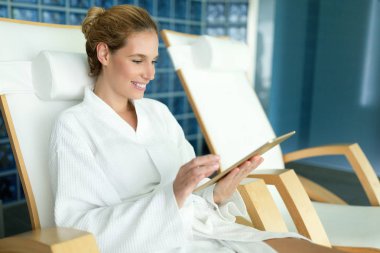 Rahatlatıcı ve dijital tablet kaplıcada kullanma güzel kadın