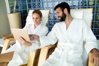 Spa merkezinde birlikte rahatlatıcı çekici mutlu çift