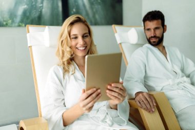 Rahatlatıcı ve dijital tablet kaplıcada kullanma güzel kadın